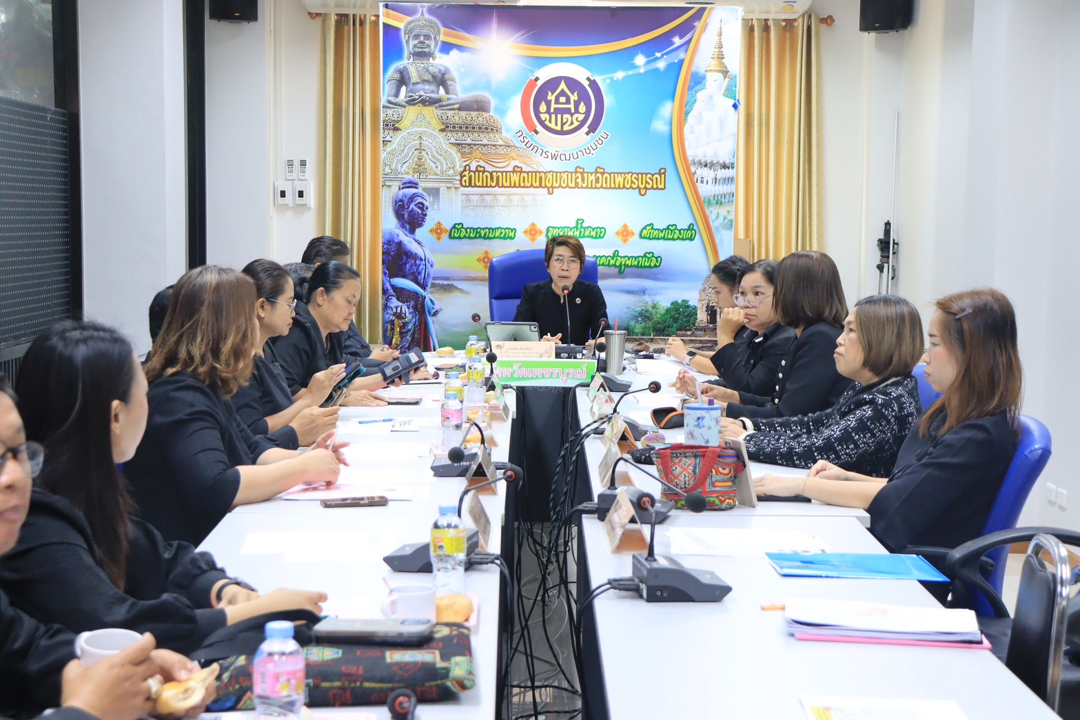 🌺 พช.เมืองเพชรบูรณ์ : ร่วมประชุมเจ้าหน้าที่พัฒนาชุมชน เพื่อมอบนโยบายสู่การปฏิบัติ และติดตามผลการดำเนินงานตามยุทธศาสตร์กรมการพัฒนาชุมชน ประจำเดือนกุมภาพันธ์ 2569