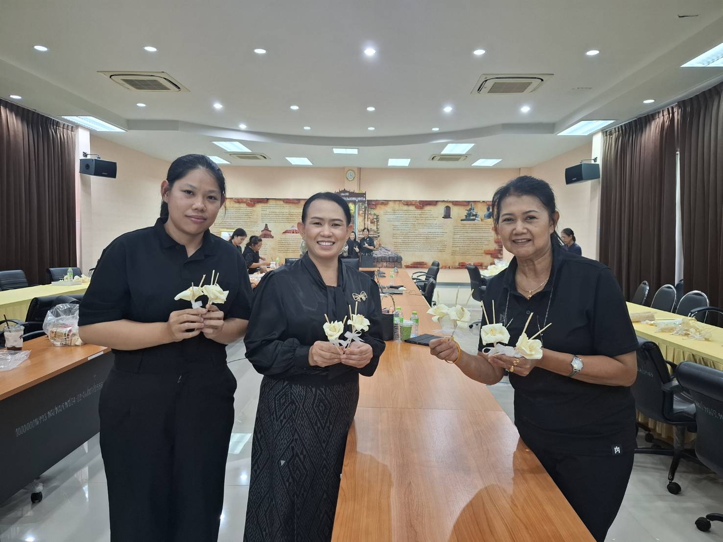🌺 พช.เมืองเพชรบูรณ์ : ร่วมโครงการประดิษฐ์ดอกไม้จันทร์