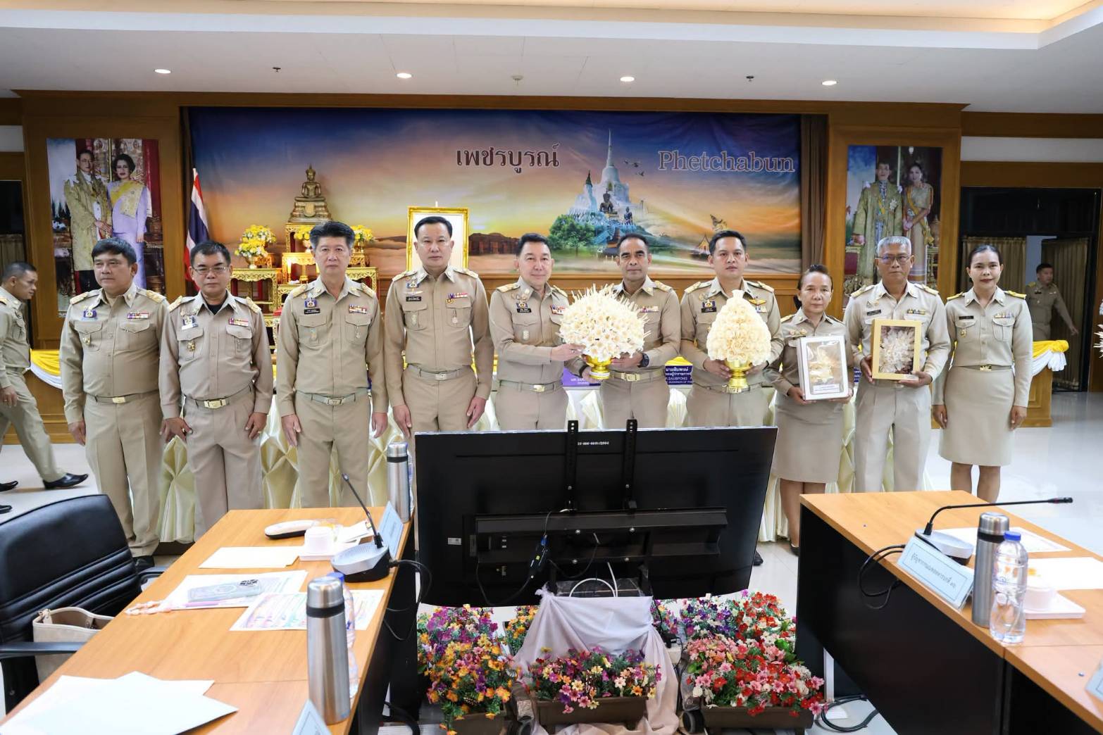 🌺 พช.เมืองเพชรบูรณ์ : ร่วมส่งมอบดอกไม้จันทน์ เตรียมความพร้อมพิธีถวายดอกไม้จันทน์ภาคประชาชน