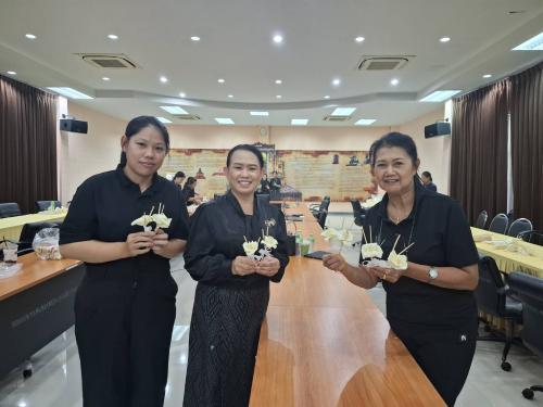 🌺 พช.เมืองเพชรบูรณ์ : ร่วมโครงการประดิษฐ์ดอกไม้จันทร์